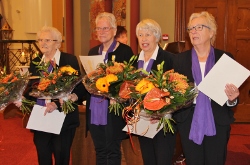 Vier leden dames- en herenkoor gehuldigd