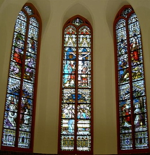 De ramen in het priesterkoor