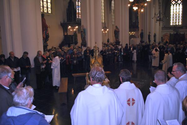 2014_lebuinusfeest_54_mensen_rond_schrijn_lebuinus_600x402.jpg