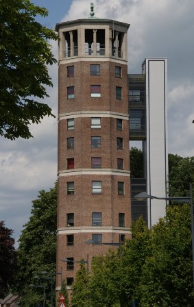 watertoren_met_kruis_en_klok_olst.jpg